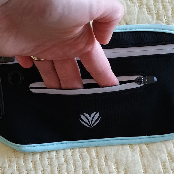 🆕 Forever21 Slim Fanny Pack - Picture 4 of 8